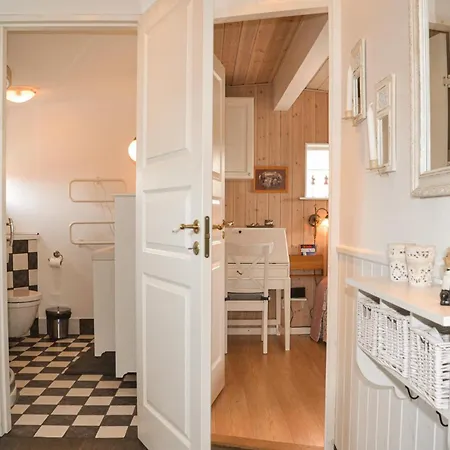 Holiday home Stunning In V With Kitchen